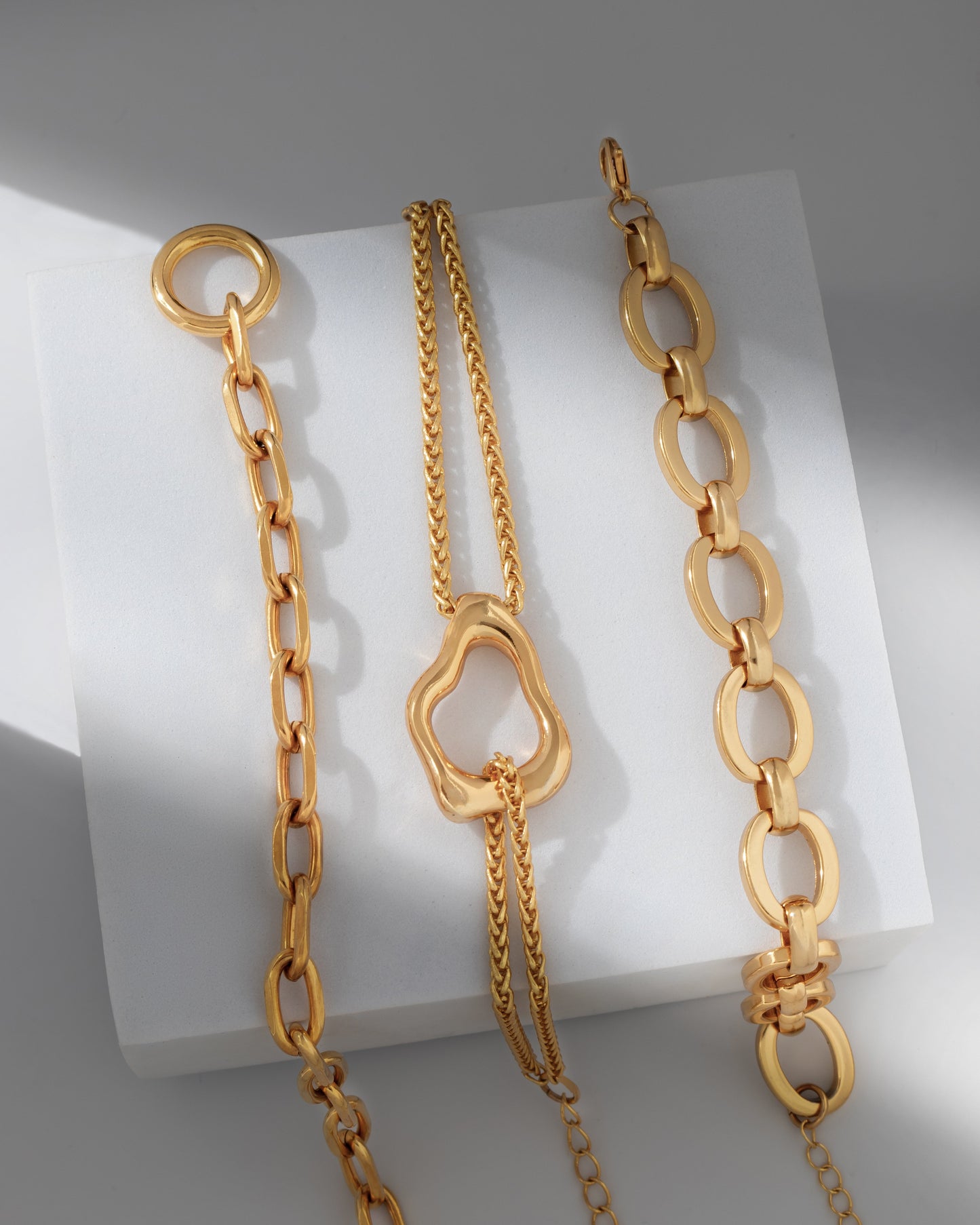 Pulsera Silueta Amorfa gold + Aretes By Issa Vásquez