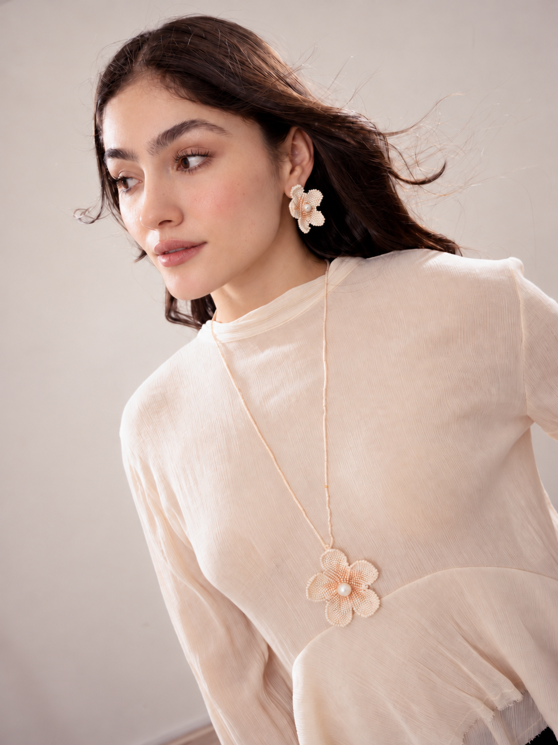 Collar Flor Tejida Beige + Aretes