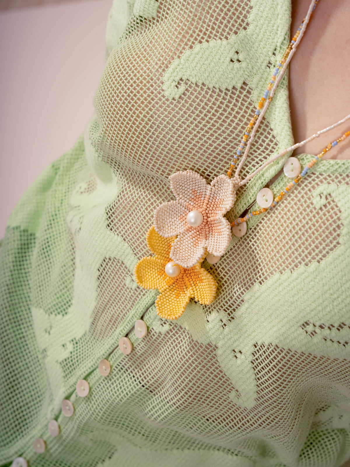 Collar Flor Tejida Beige + Aretes
