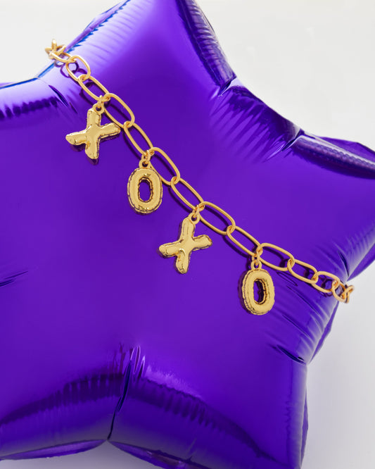 Collar Multicharms XOXO dorado + Aretes By Jose Y Cami