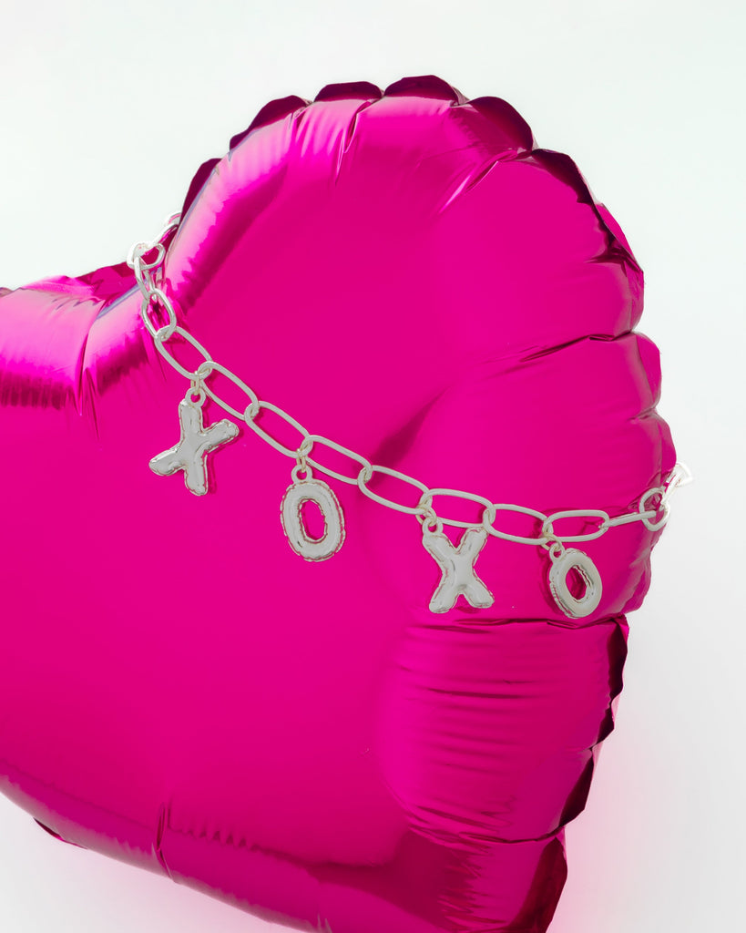 Collar Multicharms XOXO plateado+ Aretes By Jose Y Cami