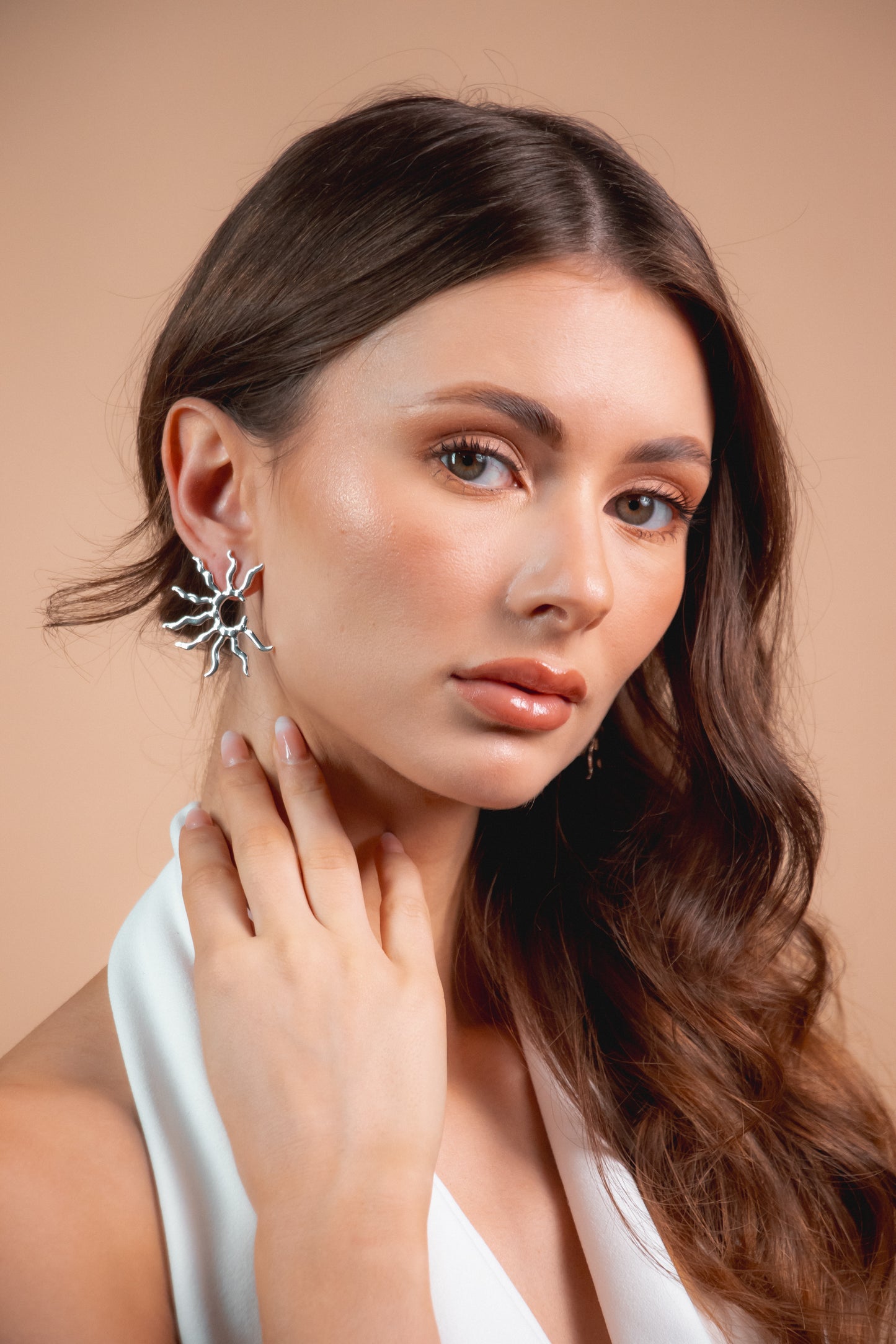Aretes llamas del sol plateado