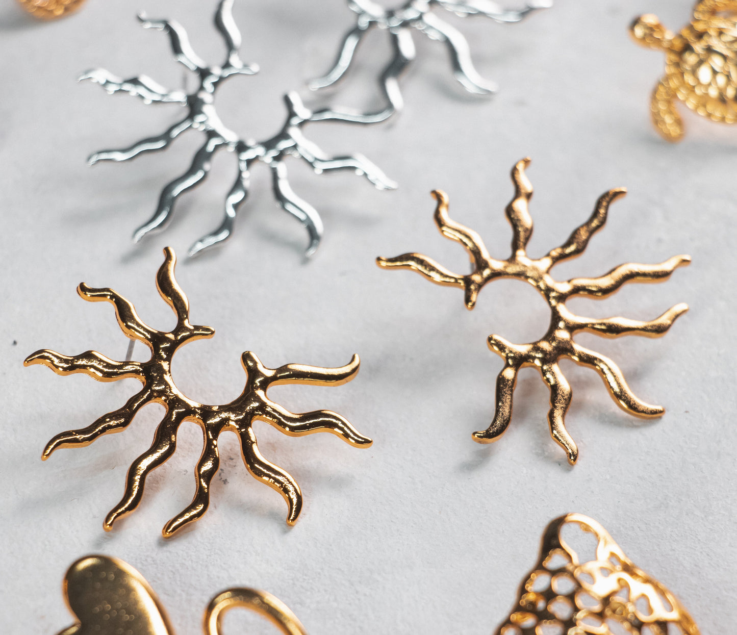 Aretes llamas del sol dorado