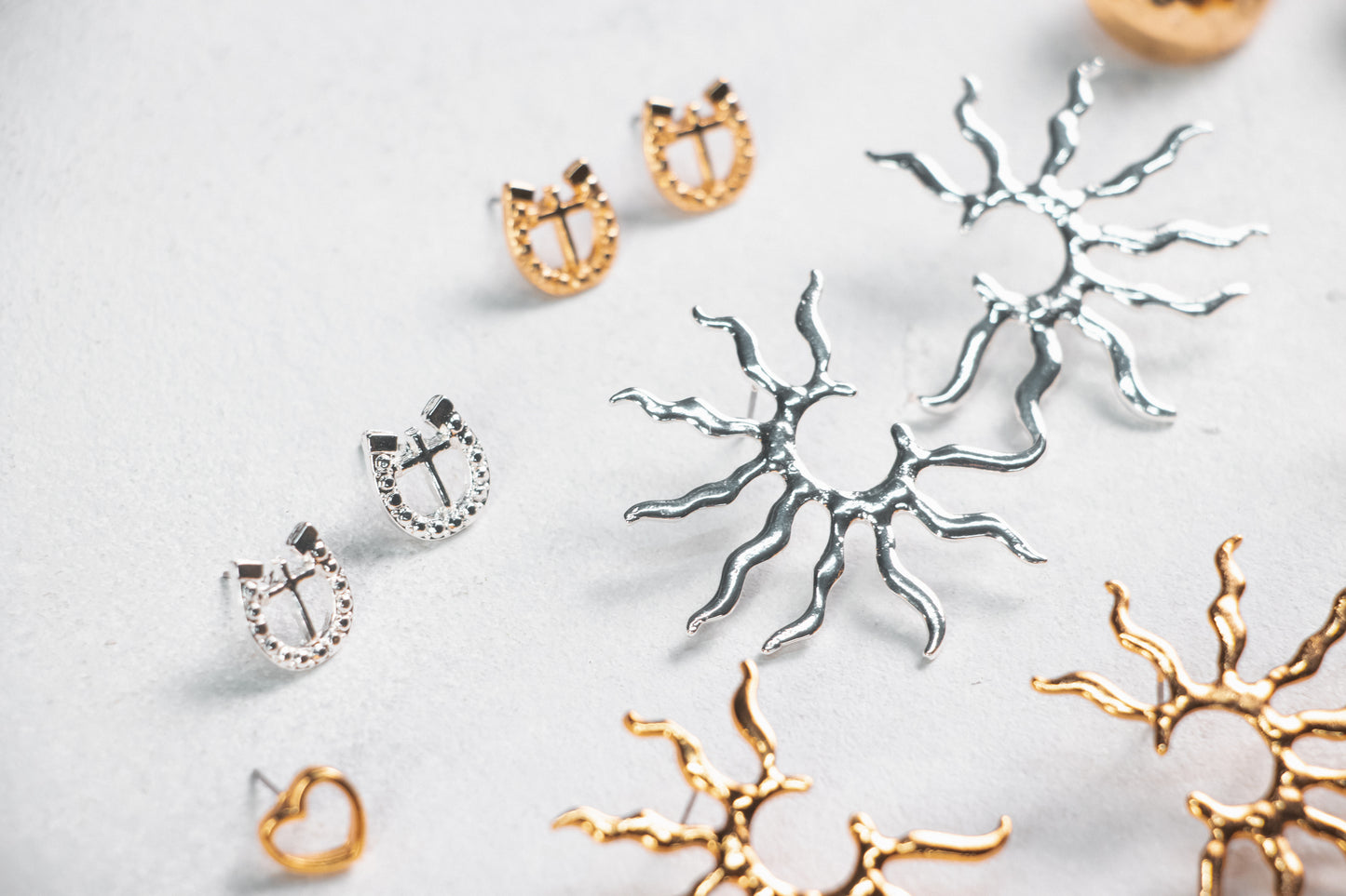 Aretes llamas del sol plateado