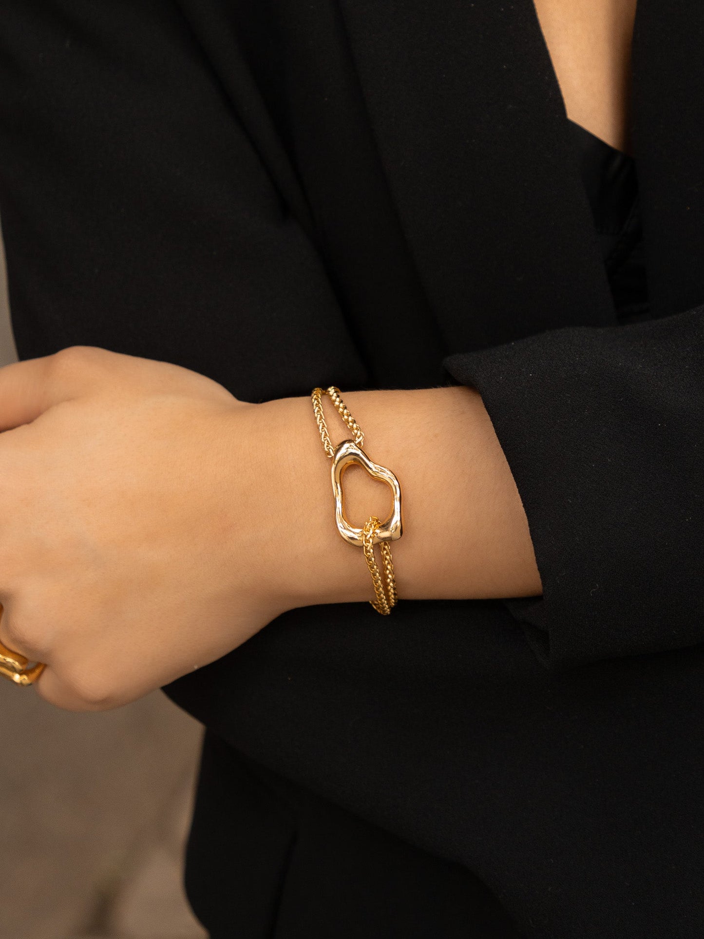 Pulsera Silueta Amorfa gold + Aretes By Issa Vásquez