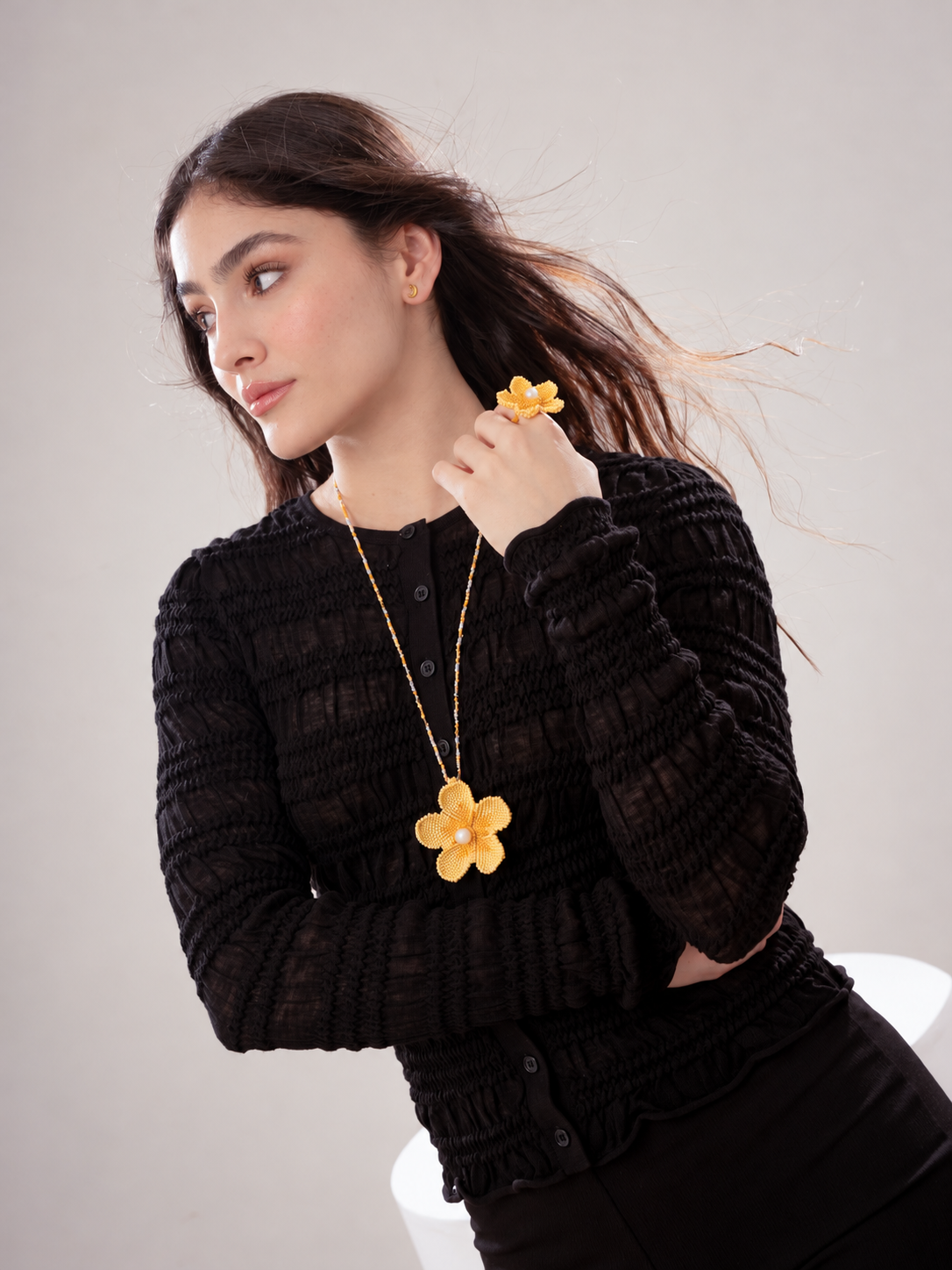 Collar Flor Tejida Amarilla + Aretes