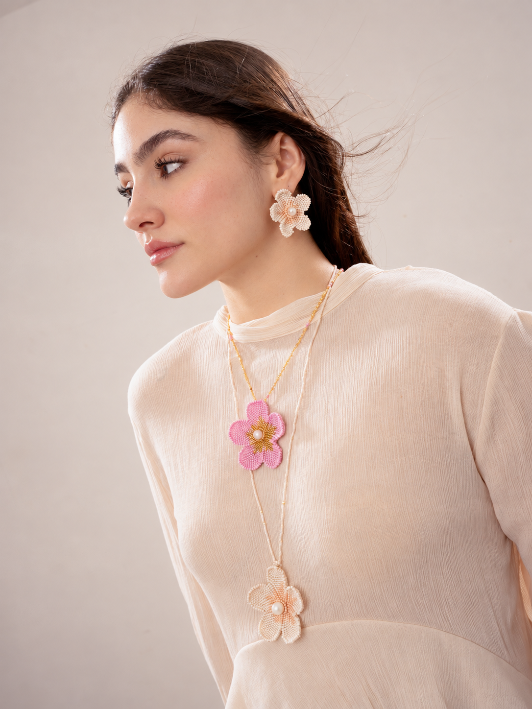 Aretes Flor Tejida Beige