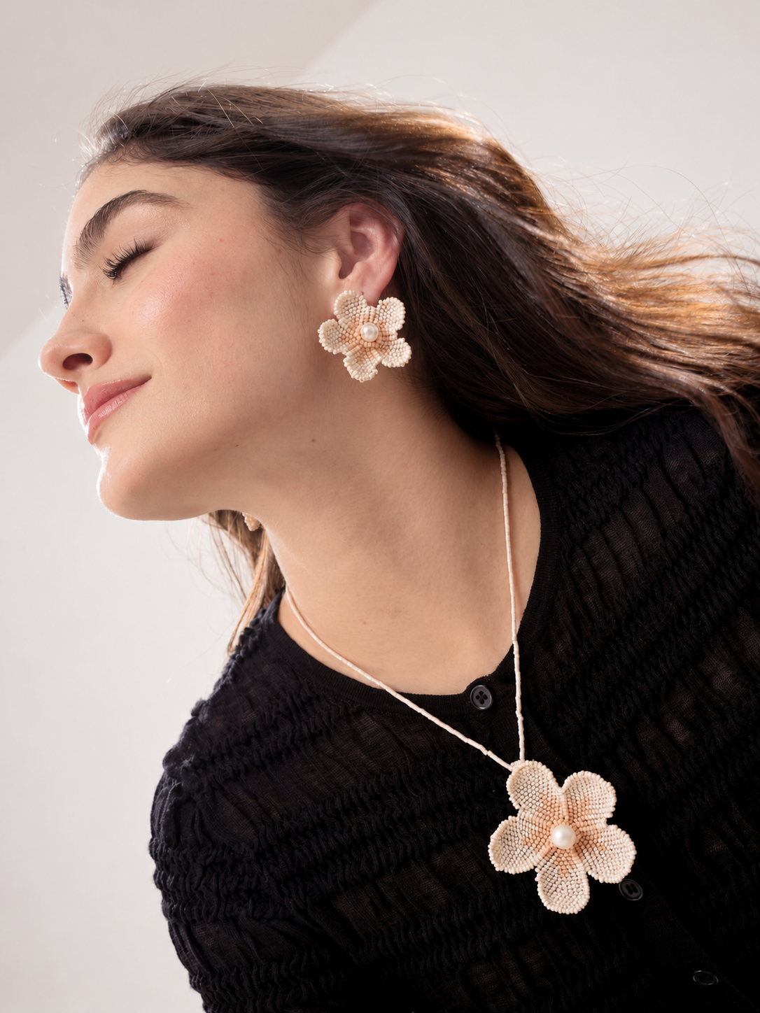 Collar Flor Tejida Beige + Aretes