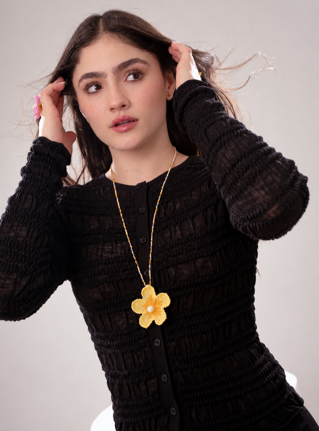 Collar Flor Tejida Amarilla + Aretes