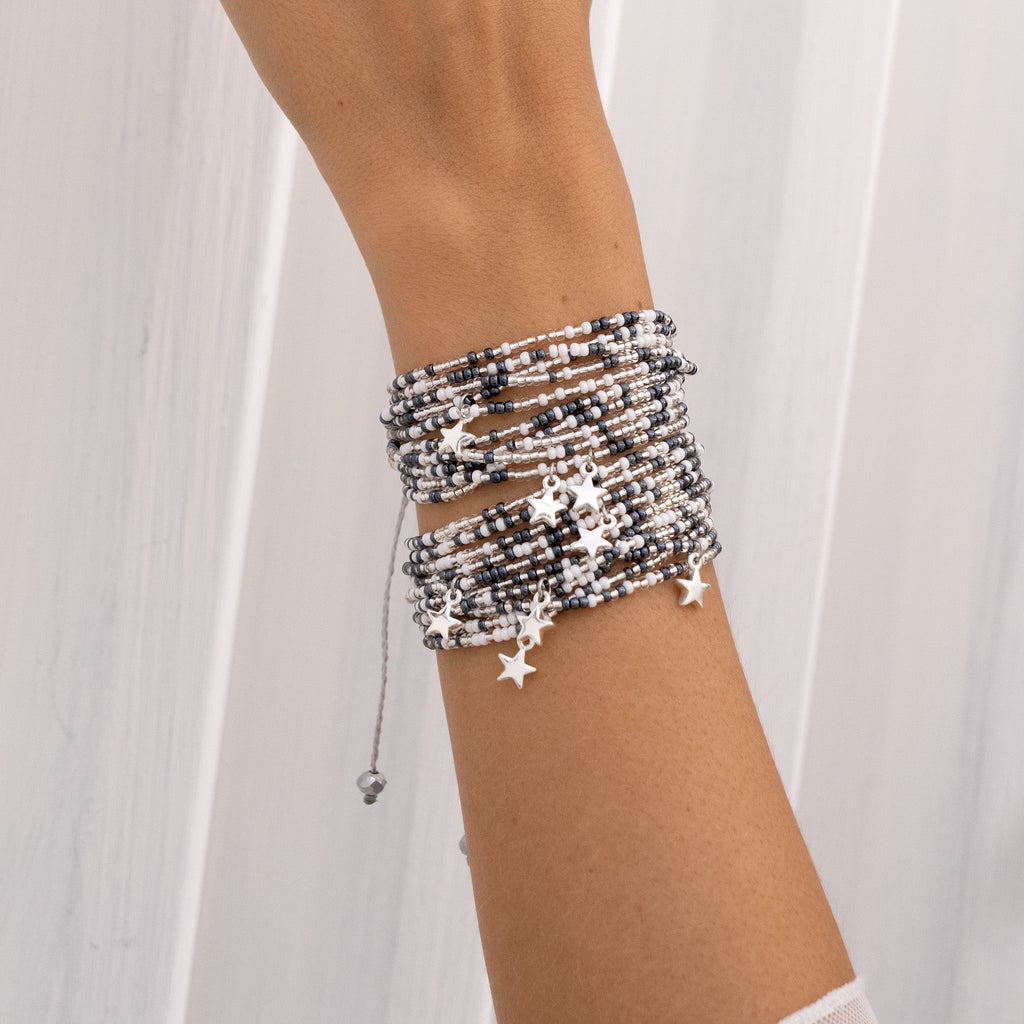 Set De 2 Pulseras Tejidas Con Dije De Estrellas + Aretes